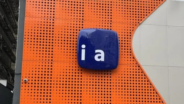 Logo do banco Itaú sem as letras "t" e "u"